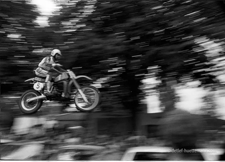Motocrossfahrer im Sprung, mitgezogen fotografiert