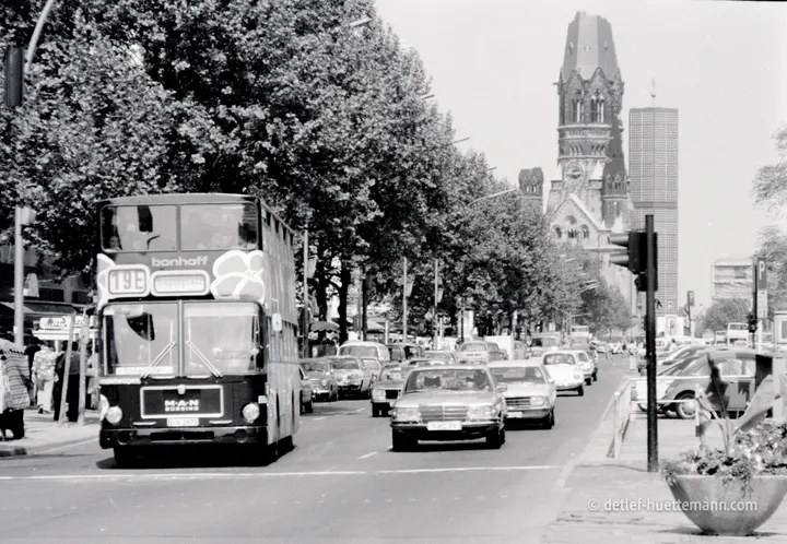 Doppeldeckerbus der Linie 19E auf dem Kurfürstendamm, dahinter Gedächtniskirche und Europa-Center
