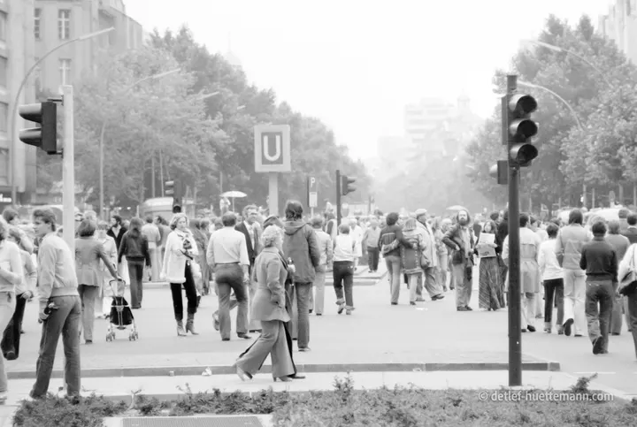 Menschenmenge auf der für den Verkehr gesperrten Straße beim Straßenfest