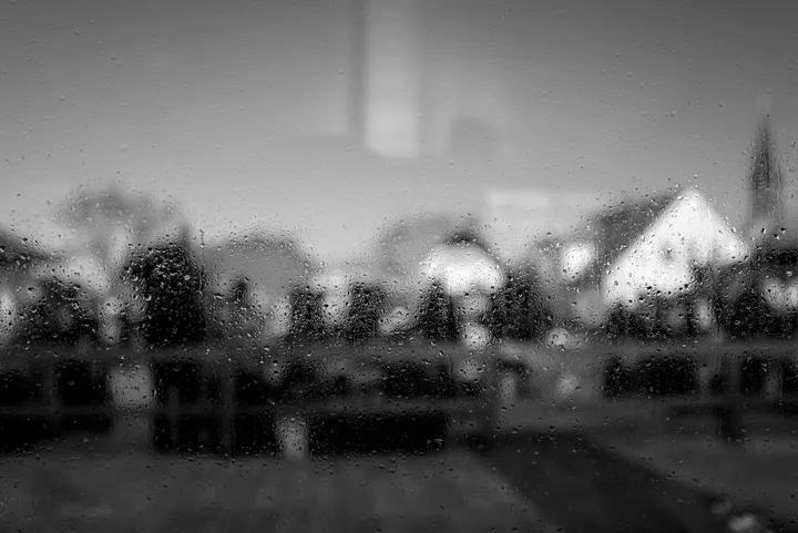 Häuser hinter regennasser Scheibe