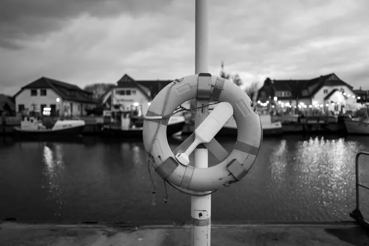 Rettungsring am Hafen von Vitte in der Abenddämmerung