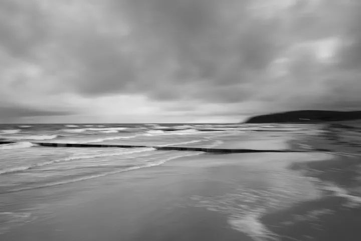 Blick über den Strand zur Steilküste des Dornbusch