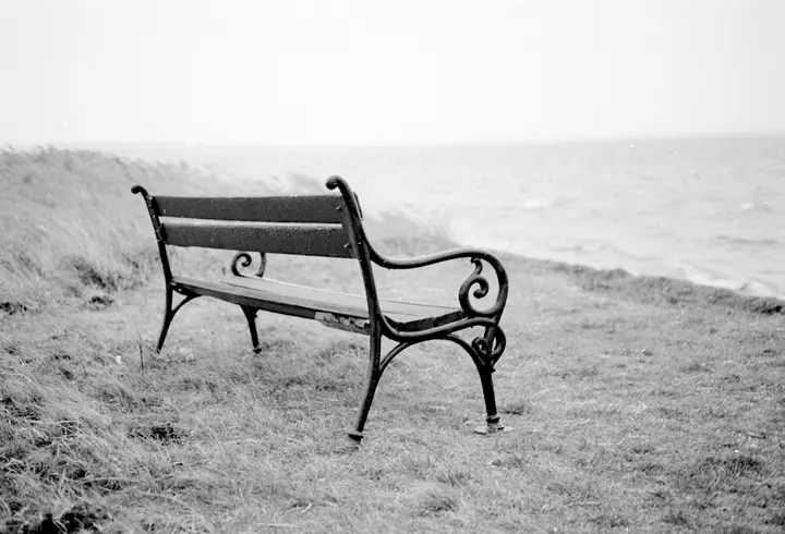 Bank am Strand an der Ostsee, fotografiert auf Ilford FP4