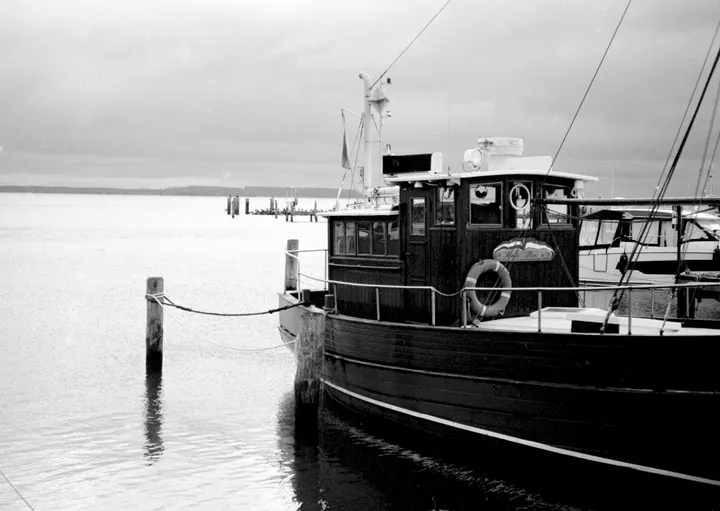 Kutter „Santa Maria“ am Anleger, fotografiert auf Ilford FP4
