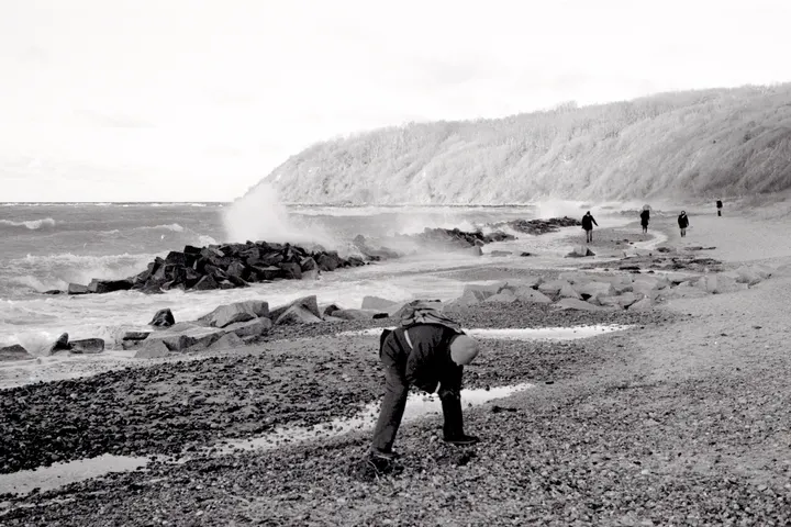 Bernsteinsucher am Strand vor der Steilküste des Dornbusch, fotografiert auf Ilford FP4