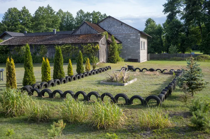 Eigenwillige Gartenbegrenzung aus Autoreifen