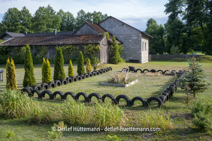 Eigenwillige Gartenbegrenzung aus Autoreifen