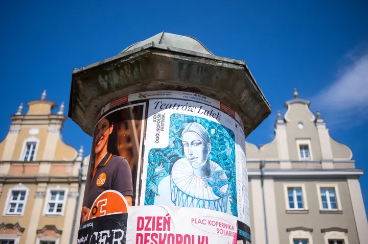 Litfaßsäule mit Kulturangeboten am Rynek in Oppeln