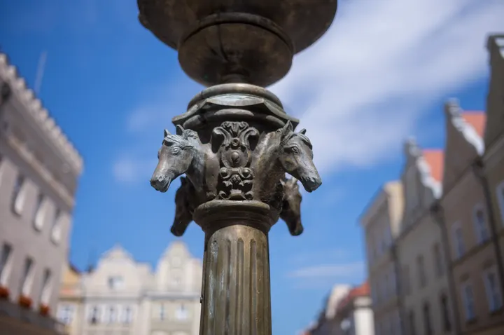 Pferdeköpfe am Pferdebrunnen auf dem Rynek in Oppeln