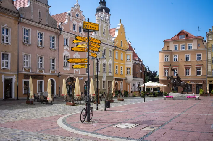 Wegweiser zu den Partnerstädten von Opole