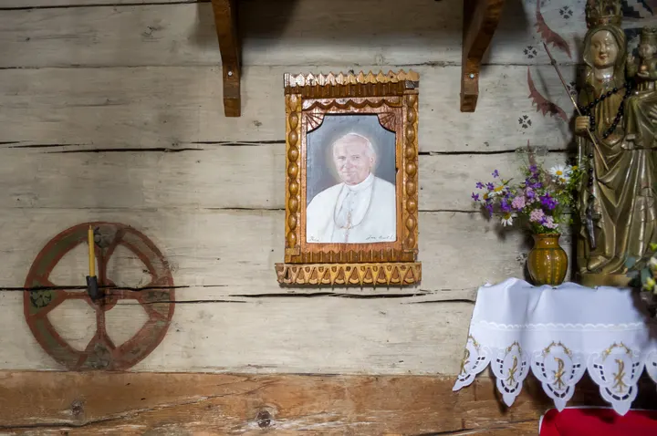 Bild vom Papst Johannes Paul in der Erzengel-Michael-Kirche (Dębno Podhalańskie)