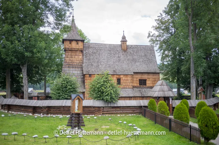 Außenansicht der Erzengel-Michael-Kirche (Dębno Podhalańskie)