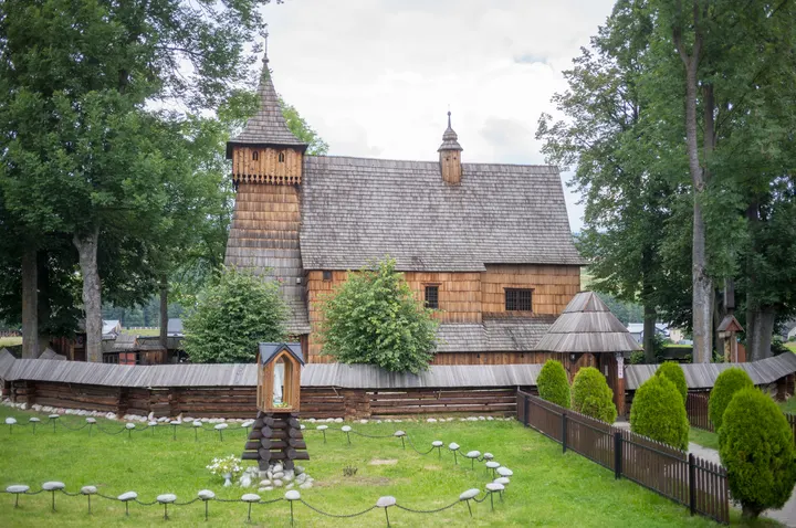 Außenansicht der Erzengel-Michael-Kirche (Dębno Podhalańskie)