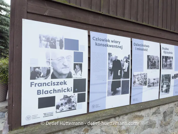 Gedenkposter für den Geistlichen Franciszek Blachnicki an der Partisanen-Holzkirche Szczawa