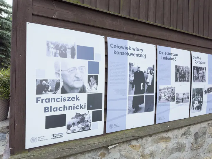 Gedenkposter für den Geistlichen Franciszek Blachnicki an der Partisanen-Holzkirche Szczawa