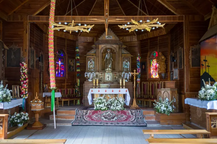 Innenraum der Partisanen-Holzkirche von Szczawa