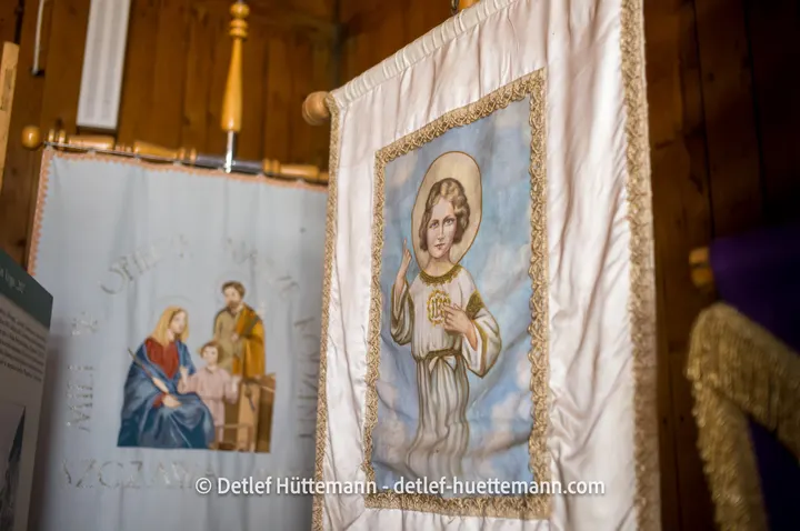 Prozessionsbanner mit einem Bild des Jesuskindes in der Partisanen-Holzkirche Szczawa