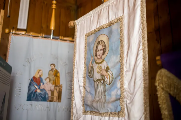 Prozessionsbanner mit einem Bild des Jesuskindes in der Partisanen-Holzkirche Szczawa