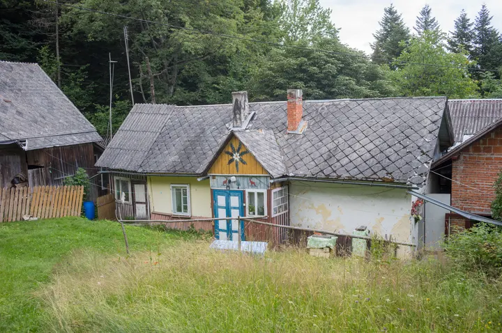 Ländlicher Charme in den Beskiden: Ein historisches Haus in Szczawa mit kunstvoll verziertem Giebel und bunten Akzenten.