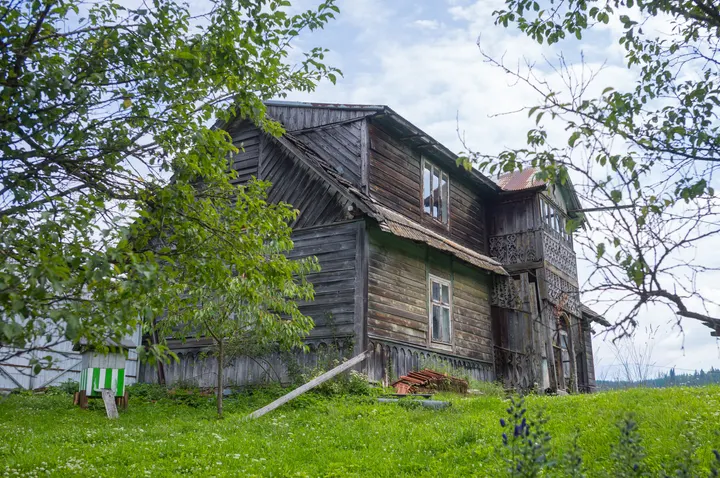 Ein altes zweistöckiges Holzhaus bei Szczawa mit aufwändigen Schnitzereien