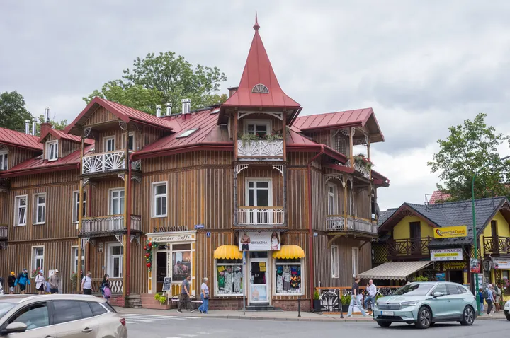 hölzerne Fassade mit Giebeln und Gauben: die schmuckvolle Villa Egländer in Szczawnica