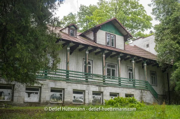 Holzhaus mit großer Veranda des historischen Sanatoriums in Szczawnica