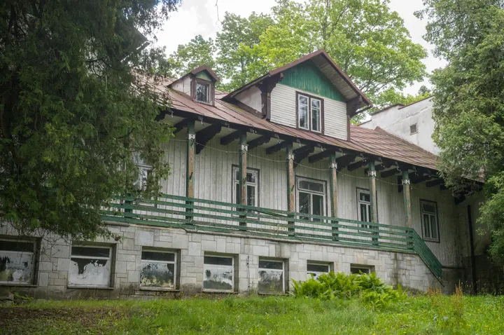 Holzhaus mit großer Veranda des historischen Sanatoriums in Szczawnica