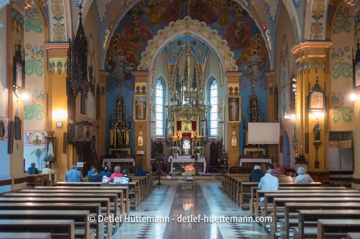 Innenraum der neugotischen St.-Adalbert-Kirche (Kościół św. Wojciecha) in Szczawnica