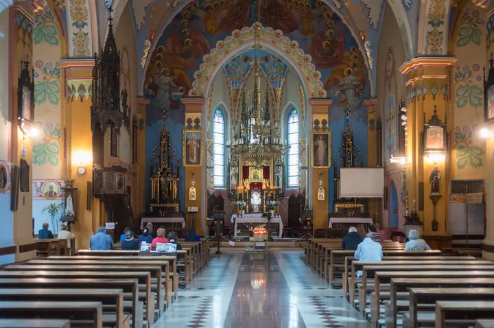Innenraum der neugotischen St.-Adalbert-Kirche (Kościół św. Wojciecha) in Szczawnica