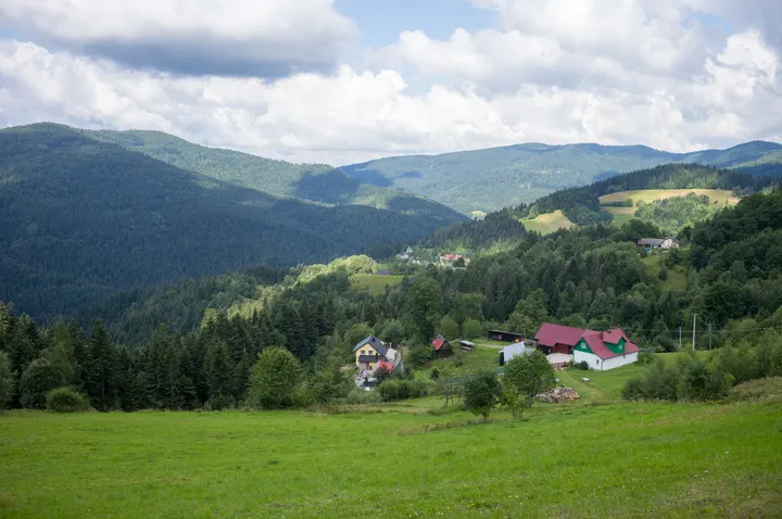 Blick in die bewaldeten Berge der Inselbeskiden