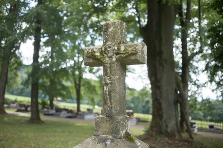 alte Lemkische Gräber auf dem Friedhof von Puławy Górne