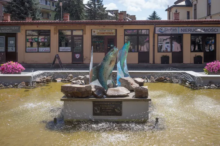 Springbrunnen am zentralen Platz Lesko Planty