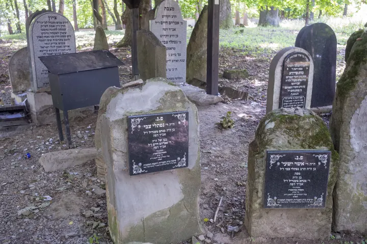 Grabsteine auf dem jüdischen Friedhof von Lesko