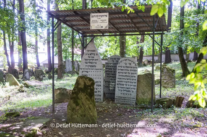 Ehrengräber auf dem jüdischen Friedhof in Lesko