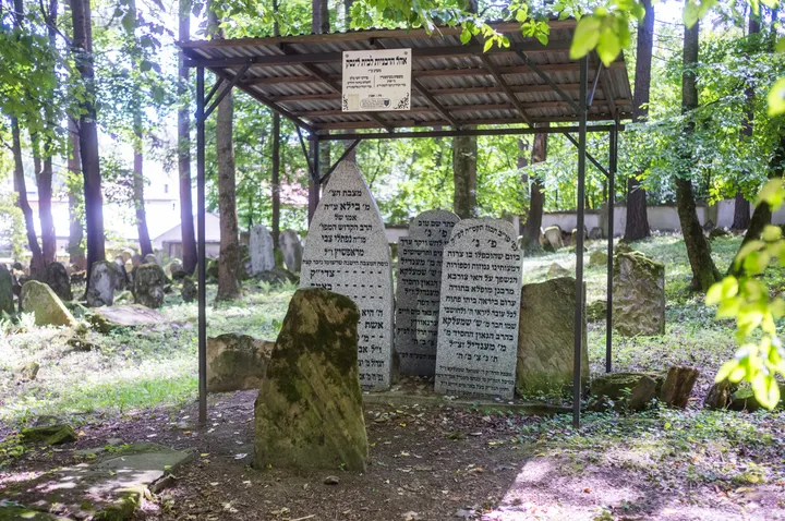Ehrengräber auf dem jüdischen Friedhof in Lesko