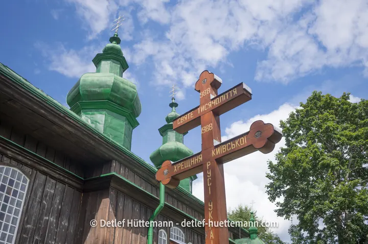 Großes Holzkreuz mit ukrainischen Inschriften, das an das 1000-jährige Jubiläum der Taufe der Kiewer Rus im Jahr 1988 erinnert.
