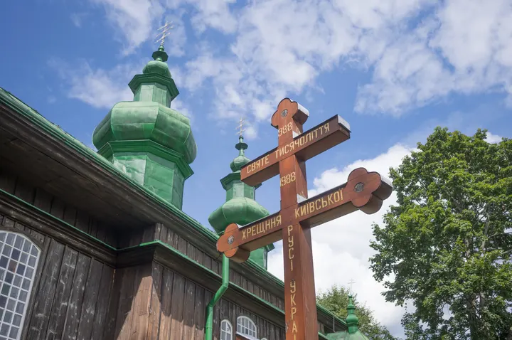 Großes Holzkreuz mit ukrainischen Inschriften, das an das 1000-jährige Jubiläum der Taufe der Kiewer Rus im Jahr 1988 erinnert.