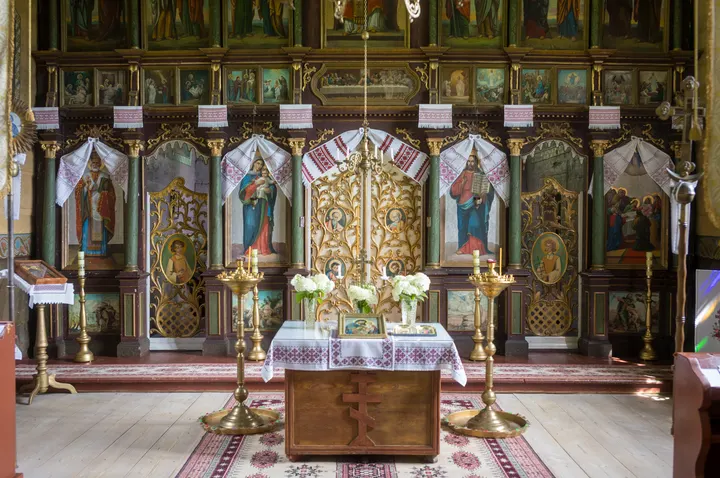 Blick auf die Ikonostase der lemkischen Holzkirche von Wygnanka