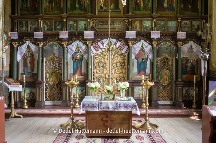 Blick auf die Ikonostase der lemkischen Holzkirche von Wygnanka