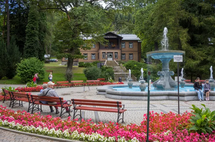 Der Brunnen im Kurpark von Rymanów-Zdrój