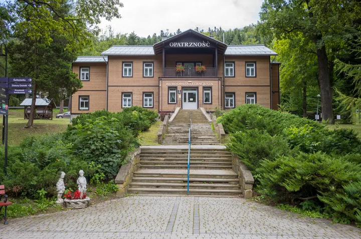 Das Sanatorium "Opatrzność" im Kurpark von Rymanów-Zdrój