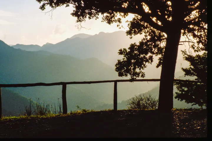 Blick von Piano Rosso auf die Berge des Mugello