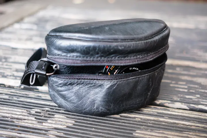 Leica M6 in Gürteltasche mit dem schmalen Elmar