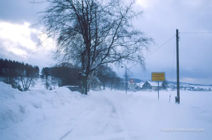 Ortseingang von Lichtenau zwischen hohen Schneewänden