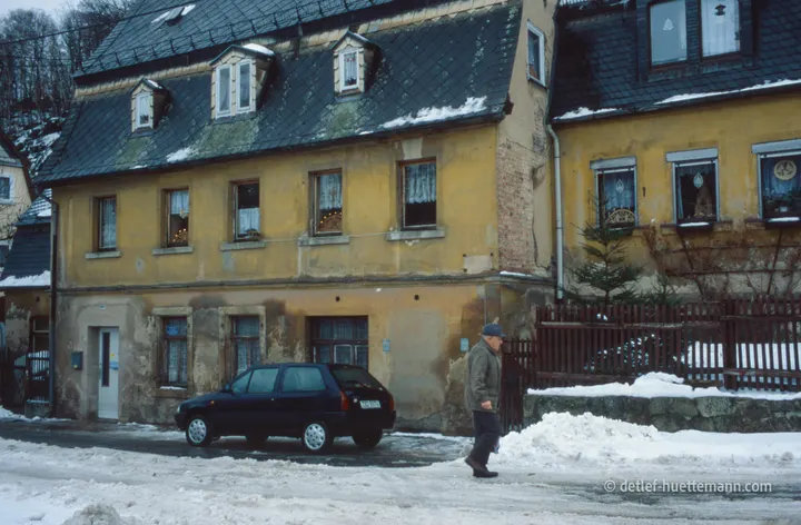 Schwibbögen in den Fenstern eines Wohnhauses