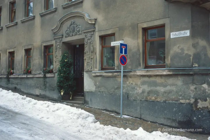 Barockes Portal mit Weihnachtsbaum in der Schulstraße