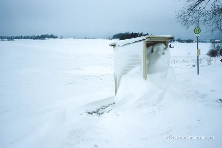 Vom Sturm mit Schnee gefüllte Bushaltestelle