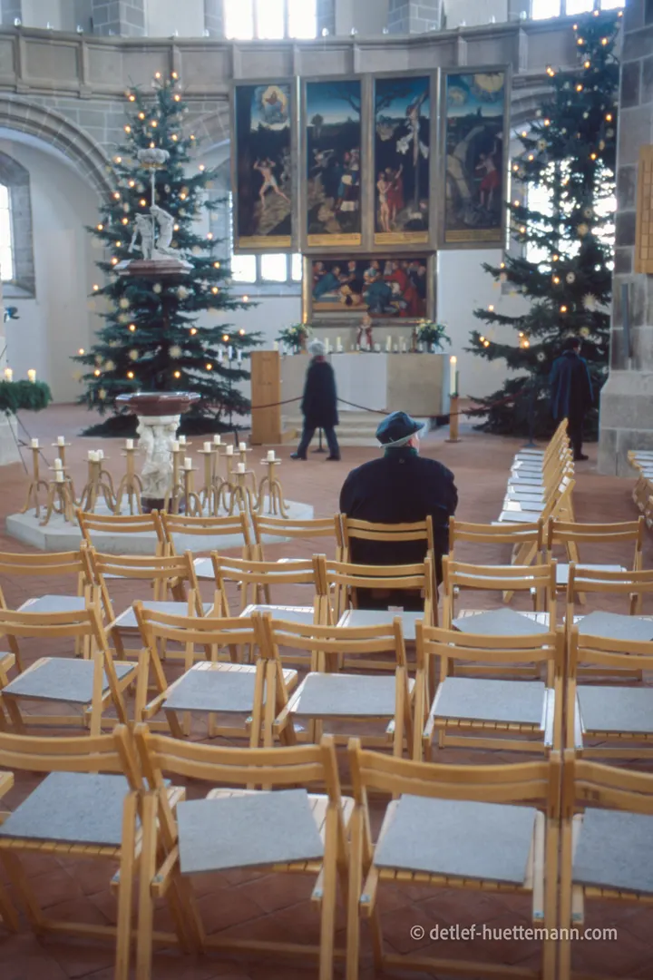 Weihnachtlich geschmückte Kirche