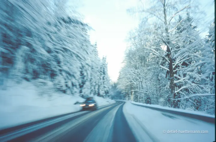Fahrt durch den verschneiten Winterwald