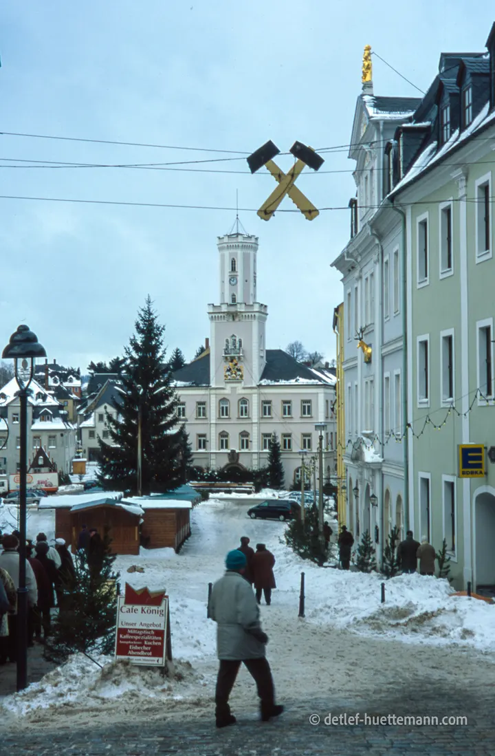 Markt in Schneeberg mit Schlägel und Eisen als Weihnachtsbeleuchtung